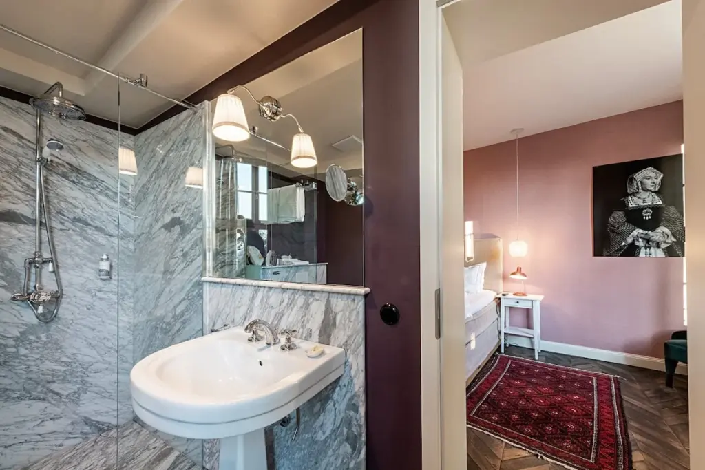 Badezimmer mit Dusche und moderner Ausstattung