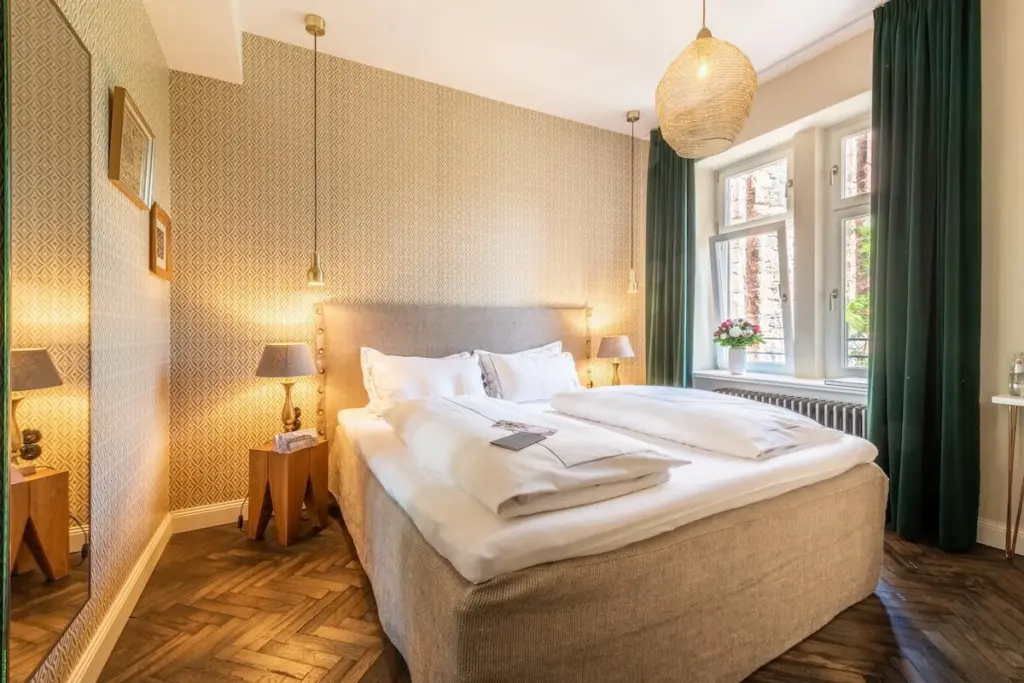 Helles Zimmer mit Doppelbett und Fenster