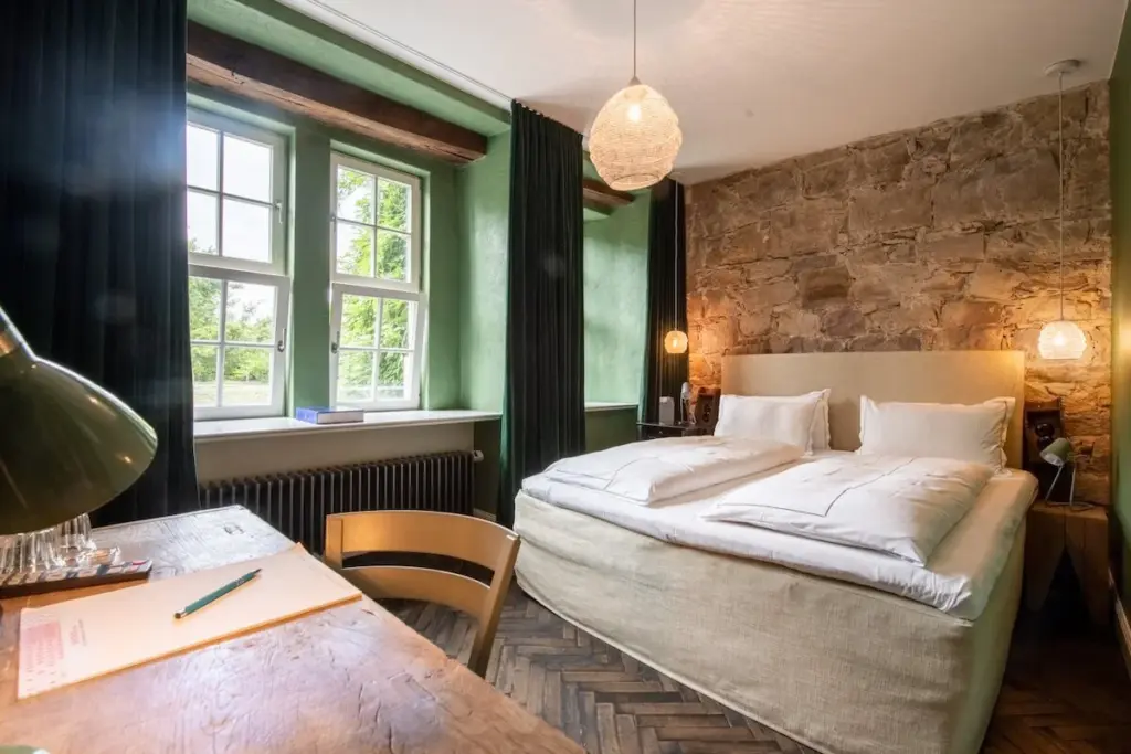 Schlafzimmer mit grüner Wand und Fenster