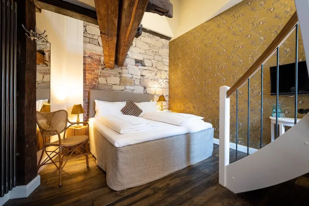 Schlafzimmer mit Bett und schräger Decke