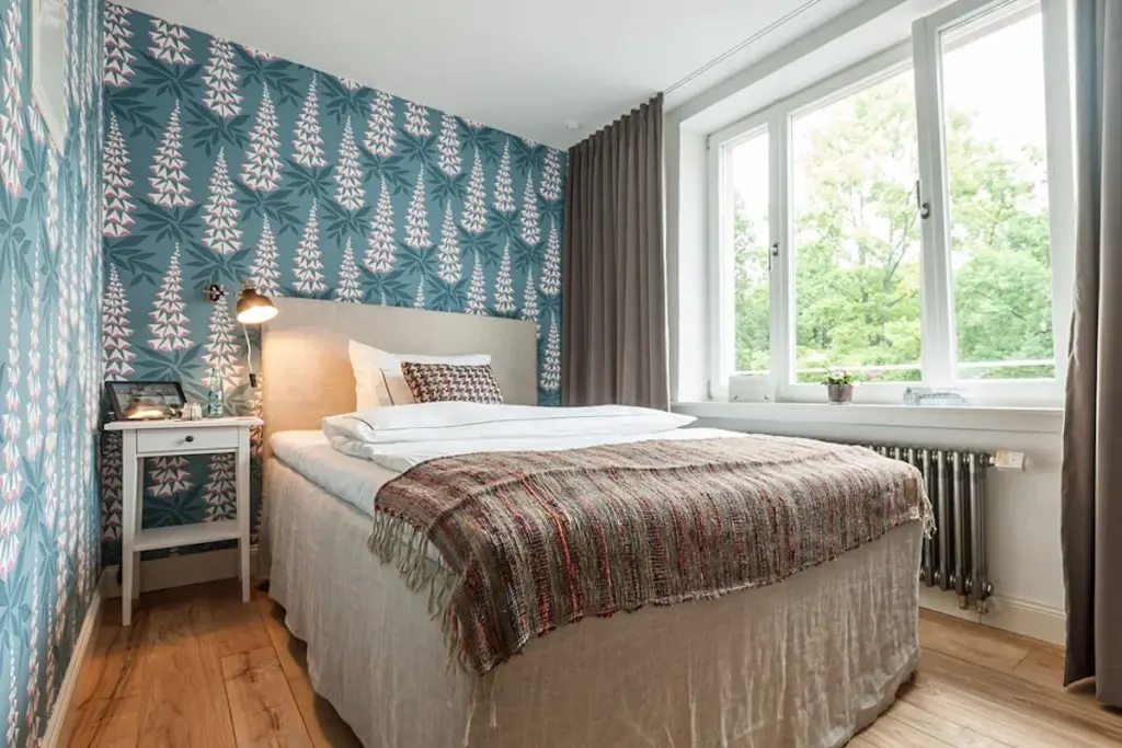 Zimmer mit Bett, Tageslicht und klassischem Design