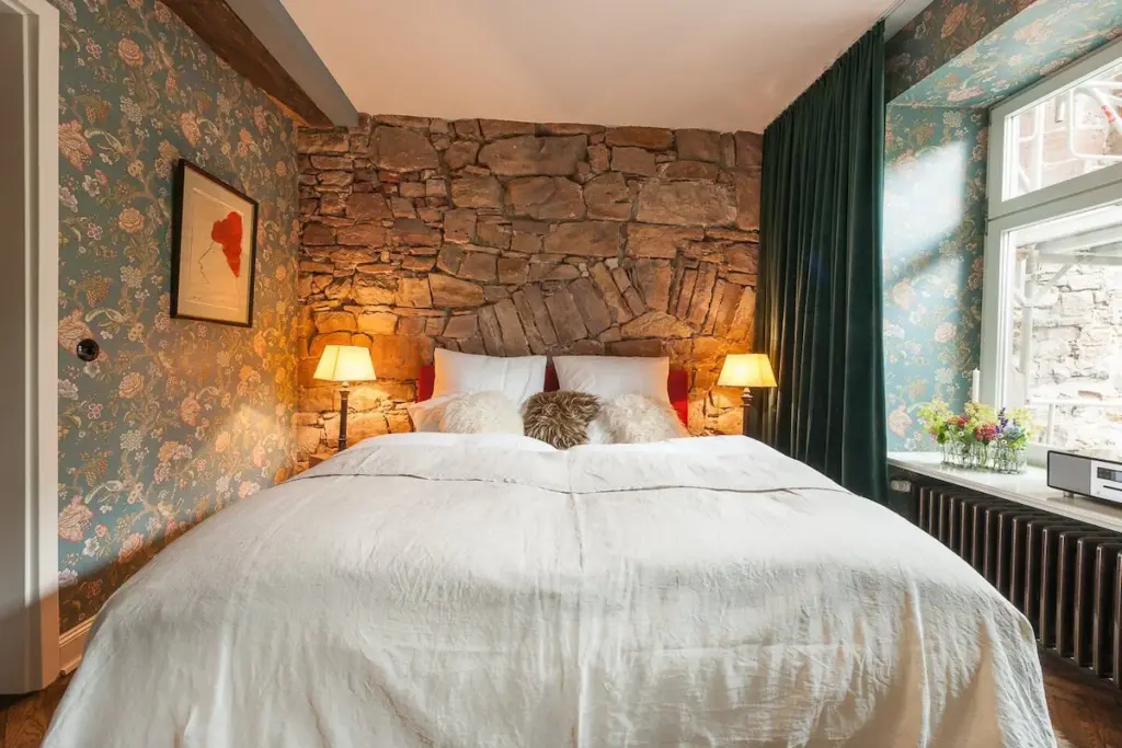 Helles Schlafzimmer mit Doppelbett und Fenster