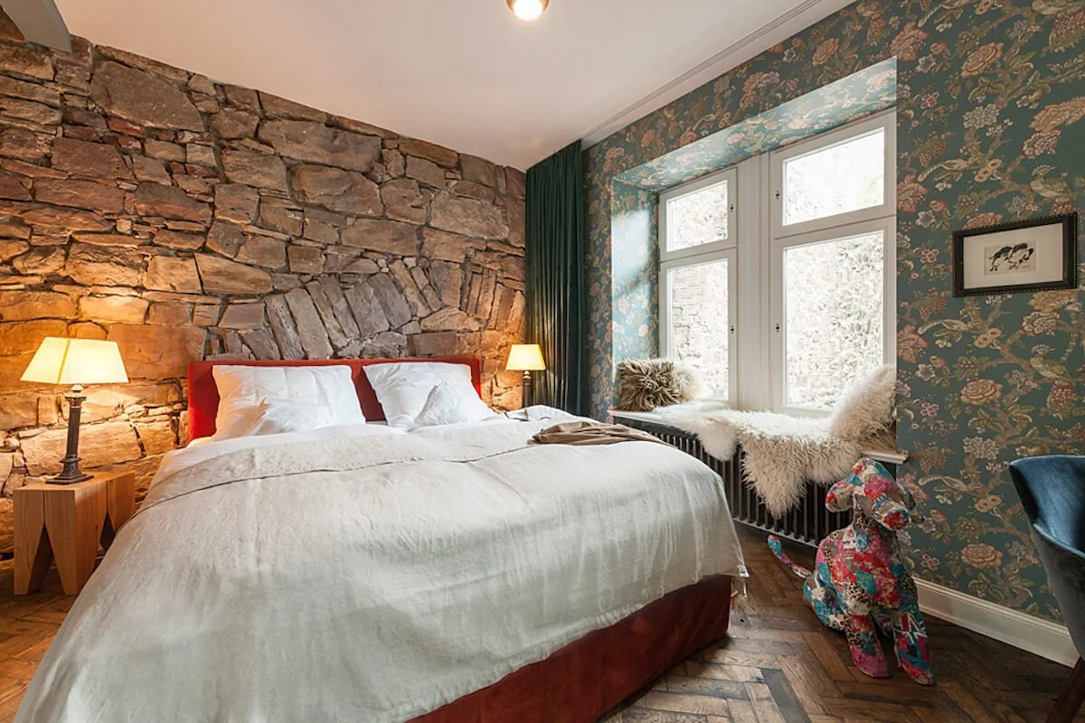 Gemütliches Zimmer mit Bett und klassischer Einrichtung