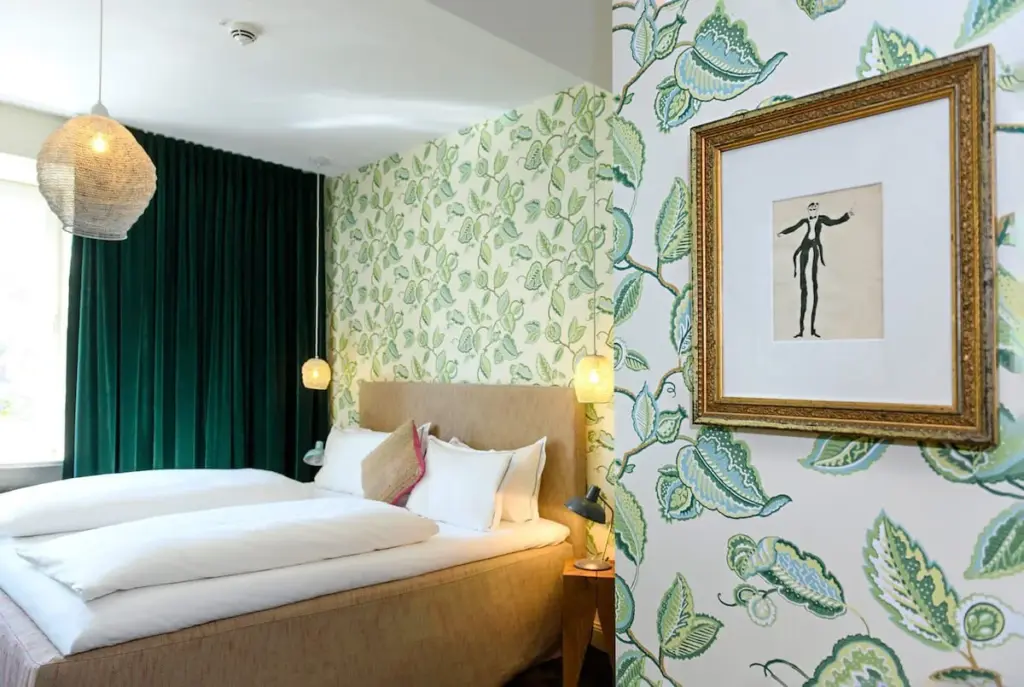 Schlafzimmer mit grüner Wand und Bett