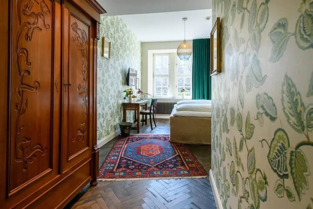 Eingang zu einem Zimmer mit Holzschrank und Dekor
