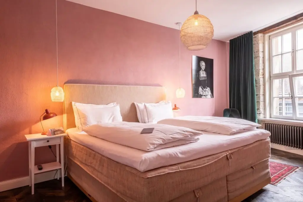 Schlafzimmer mit Doppelbett und warmem Licht