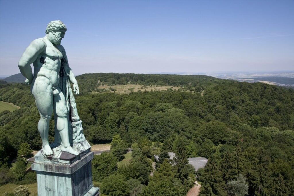 Aussicht auf bewaldete Landschaft mit Statue im Vordergrund