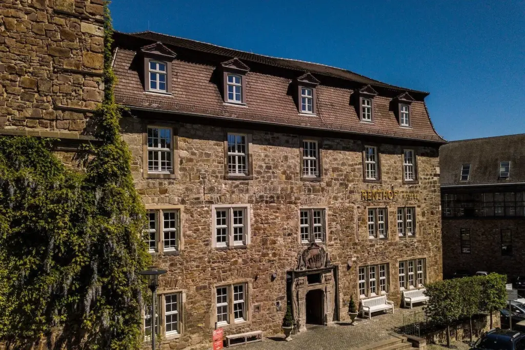 Historisches Gebäude mit Steinfassade und Fenstern