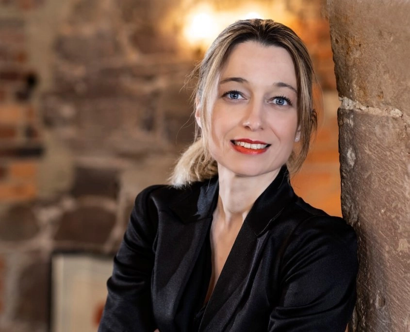 Mitarbeiterporträt einer Frau im Business-Outfit
