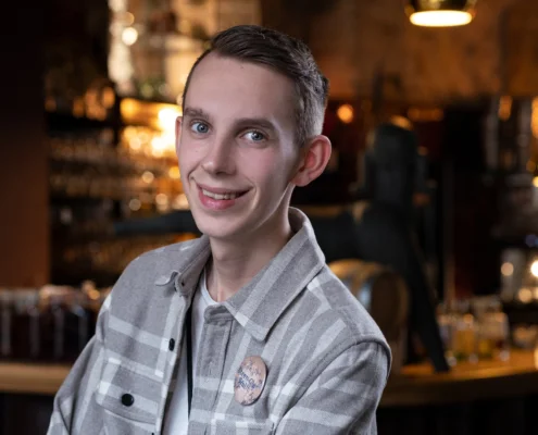 Mitarbeiterporträt eines jungen Mannes im Servicebereich