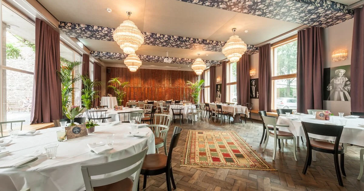 Helles, modernes Interieur eines Foyers oder Hoteleingangsbereichs mit Holzakzenten
